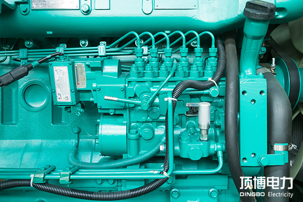 如何进行加速踏板传感器的故障检修?