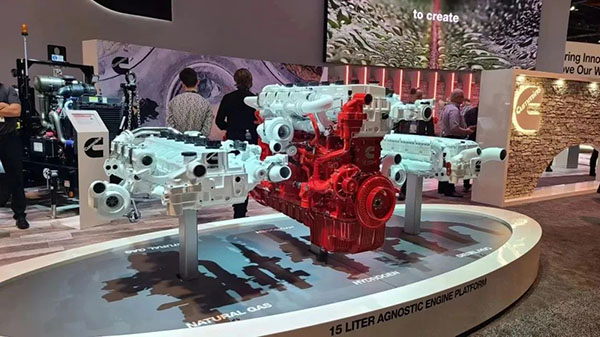 康明斯15升多燃料发动机平台.jpg